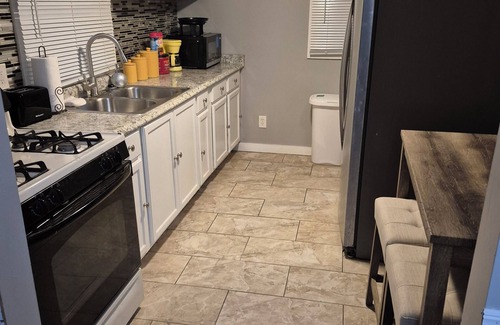 Gary House | 20mins from beach, 10guests/WIFI/1.2 baths/ping pong/pool table/treadmill n