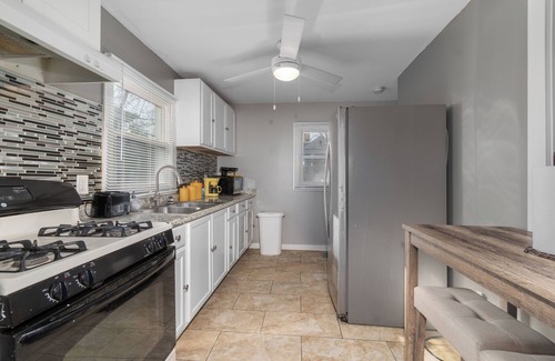 Gary House | 20mins from beach, 10guests/WIFI/1.2 baths/ping pong/pool table/treadmill n