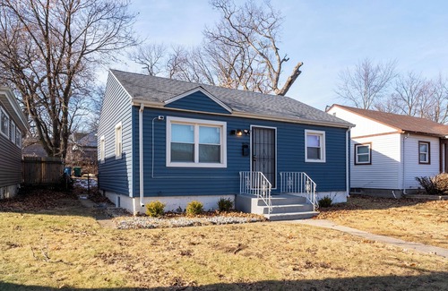 Gary House | 20mins from beach, 10guests/WIFI/1.2 baths/ping pong/pool table/treadmill n