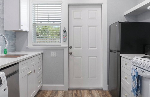 Convair Cove Apartment | 211 Turtle | King Bed | Beach Gear | 1 Block to Beach & Downtown | Dog Friendly