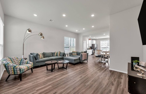 Montgomery House | '22 New Build/3 king beds 1 queen /Close to Lake/free coffee barwifi and parki