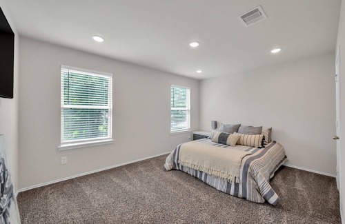 Montgomery House | '22 New Build/3 king beds 1 queen /Close to Lake/free coffee barwifi and parki