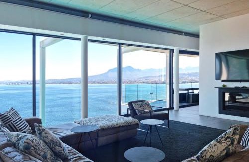 Mountainside House | '22 Protea' - Luxury, Style and Elegance - Sleeps 12 in 6 En-suite Bedrooms