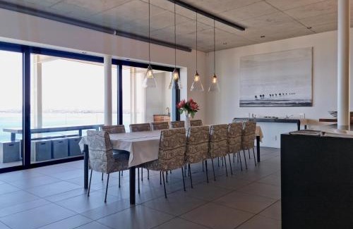 Mountainside House | '22 Protea' - Luxury, Style and Elegance - Sleeps 12 in 6 En-suite Bedrooms