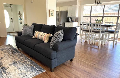 Montgomery Cottage | 2300 Sq Ft, 4/2 ❤️ 2 Minutes From Lake Conroe