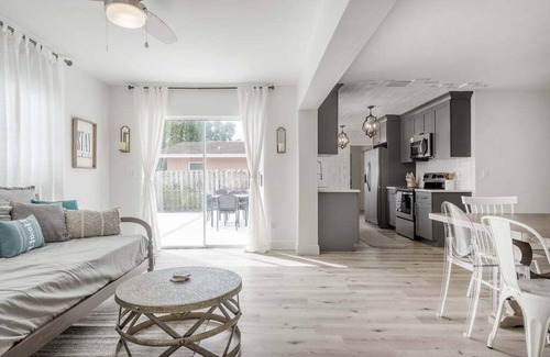 Largo House | 235 E Overbrook Drive