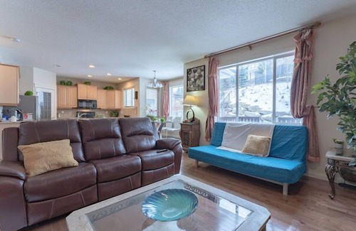 Springbank Hill House | 2500 sq house in springbank hill BL 261818