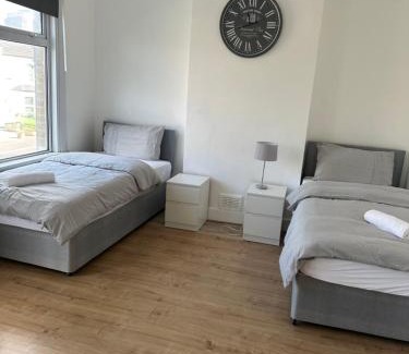 Enfield Lock House | 29 minits to airport and 29 mints to Liverpool st central London