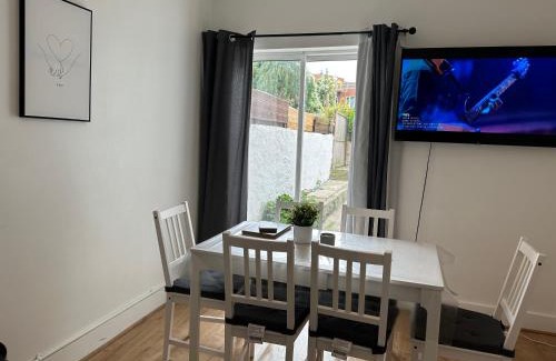 Enfield Lock House | 29 minits to airport and 29 mints to Liverpool st central London