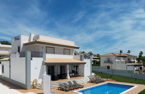 Albufeira Ski Chalet | #297 Espaçosa Vivenda V5 by Home Holidays