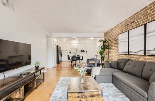 Travis Heights Apartment | 2B Getaway | Walk Dtwn | Sleeps 6 | Pool + Prkg