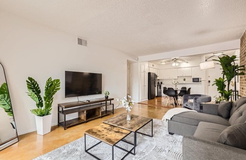 Travis Heights Apartment | 2B Getaway | Walk Dtwn | Sleeps 6 | Pool + Prkg