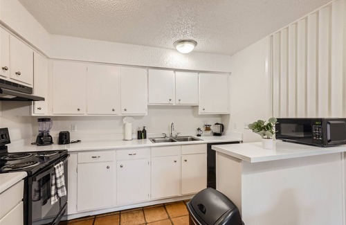 Travis Heights Apartment | 2B Getaway | Walk Dtwn | Sleeps 6 | Pool + Prkg