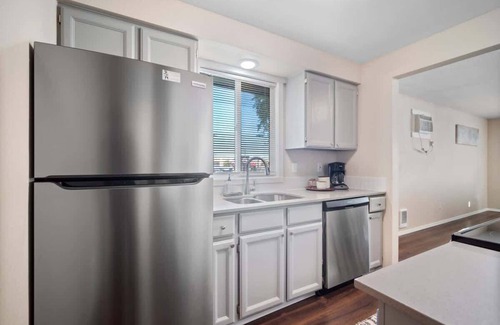 North Spokane Condo | *2bed/1bath, shopping, parking!