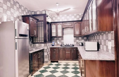 New Delhi Apartment | 2BHK- GK 2 near M Block Market! by HostMyStay