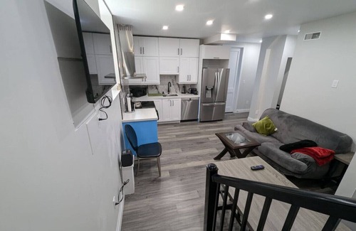 Kitchener Apartment | 2BR 1 king 1 Queen with parking 3 GBPS internet