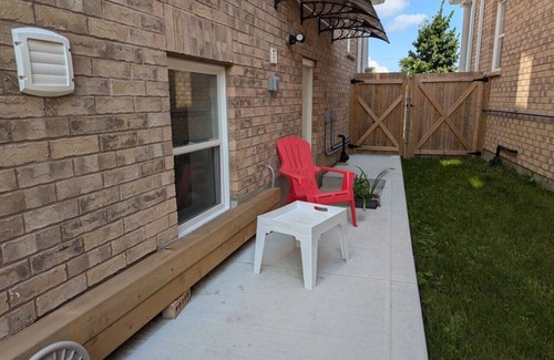 Kitchener Apartment | 2BR 1 king 1 Queen with parking 3 GBPS internet