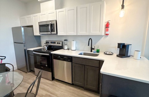 Elizabeth Apartment | 2BR apt close to EWR Airport 8117