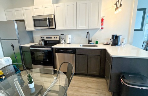 Elizabeth Apartment | 2BR apt close to EWR Airport 8117