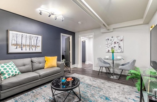 Hamilton Apartment | 2BR Apt with Netflix- In the Heart of DT Hamilton