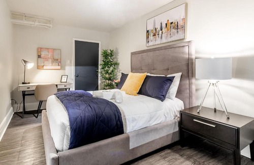 Hamilton Apartment | 2BR Apt with Netflix- In the Heart of DT Hamilton