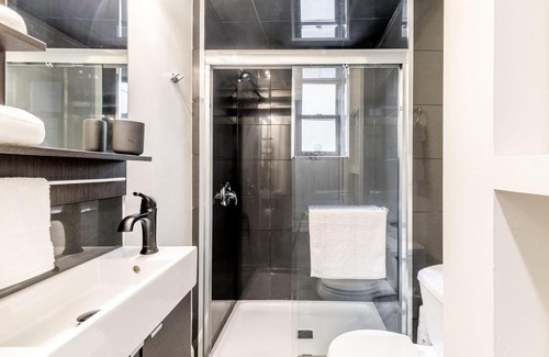 Hamilton Apartment | 2BR Apt with Netflix- In the Heart of DT Hamilton