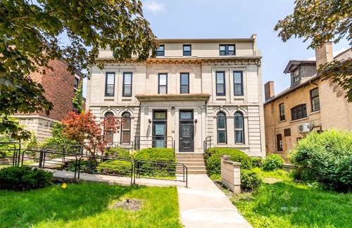 Hamilton Apartment | 2BR Apt with Netflix- In the Heart of DT Hamilton