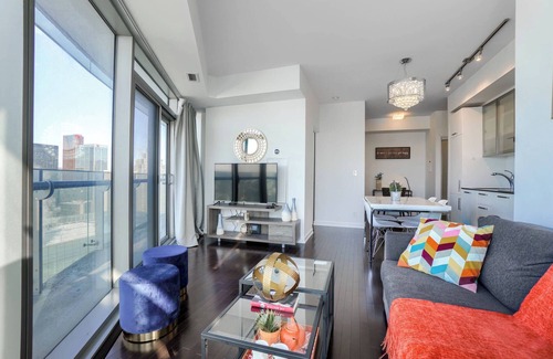 Toronto Entertainment District Condo | 2BR Condo + Free Parking - CN Tower, Ent District