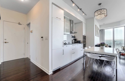 Toronto Entertainment District Condo | 2BR Condo + Free Parking - CN Tower, Ent District