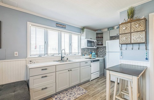 Cape May - Wildwood Condo | 2BR Condo, Walk to Everything, WiFi, AC, Parking - Fireworks, Sleeps 6