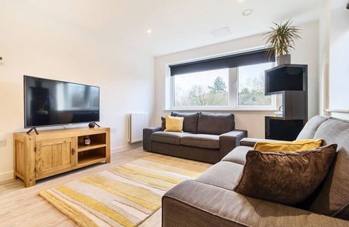 Welwyn Garden City Apartment | 2BR Furnished l Parking l Wi-Fi