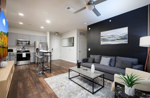 Southtown Apartment | 2BR Getaway w/Gym, Parking Near Rvrwalk & Dome