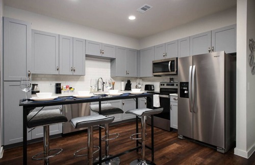 Southtown Apartment | 2BR Getaway w/Gym, Parking Near Rvrwalk & Dome