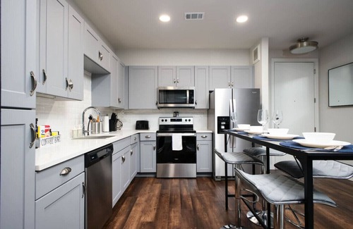 Southtown Apartment | 2BR Getaway w/Gym, Parking Near Rvrwalk & Dome