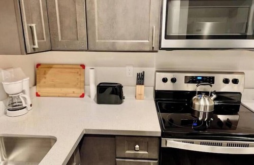 Eastside Condo | 2BR near Tacoma Dome, downtown, restaurants & EQC