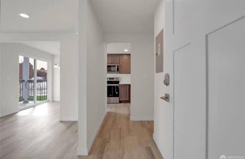 Eastside Condo | 2BR near Tacoma Dome, downtown, restaurants & EQC