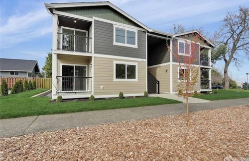 Eastside Condo | 2BR near Tacoma Dome, downtown, restaurants & EQC