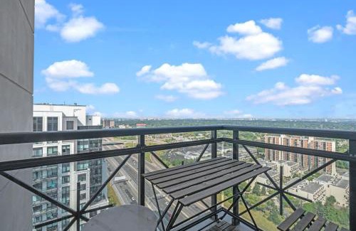 Etobicoke House | 2BR Penthouse Views of Toronto, Pool and Sauna