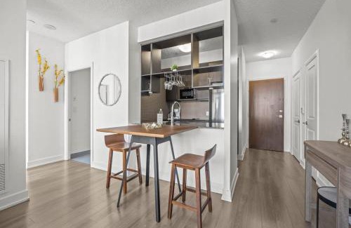 Etobicoke House | 2BR Penthouse Views of Toronto, Pool and Sauna