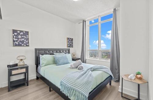 Etobicoke House | 2BR Penthouse Views of Toronto, Pool and Sauna