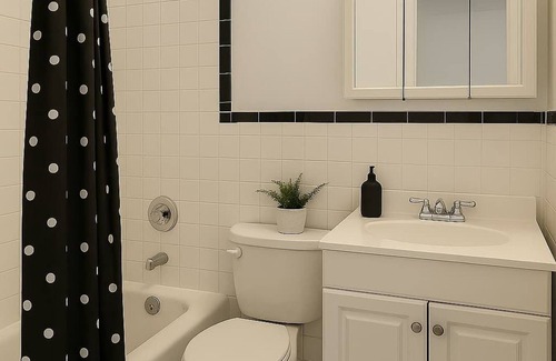 Wrigleyville Apartment | 2BR Steps from Wrigley Field