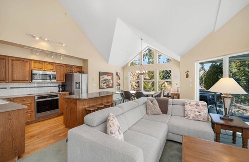 Blueberry Hill House | 2BR | The Lynx | King Bed w/4 Piece Ensuite | Mountain Views | Private Balcony w/BBQ