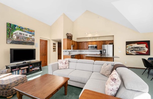 Blueberry Hill House | 2BR | The Lynx | King Bed w/4 Piece Ensuite | Mountain Views | Private Balcony w/BBQ