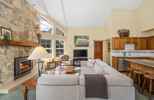 Blueberry Hill House | 2BR | The Lynx | King Bed w/4 Piece Ensuite | Mountain Views | Private Balcony w/BBQ