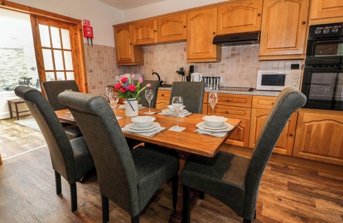 Newton Stewart Cottage | 2LOOS, pet friendly, with a garden in Newton-Le-Willows, Merseyside