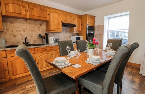 Newton Stewart Cottage | 2LOOS, pet friendly, with a garden in Newton-Le-Willows, Merseyside