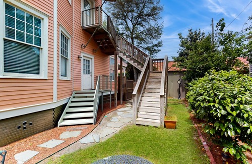Thomas Square Apartment | 2nd-floor apartment near Savannah River with full kitchen, washer/dryer, patio