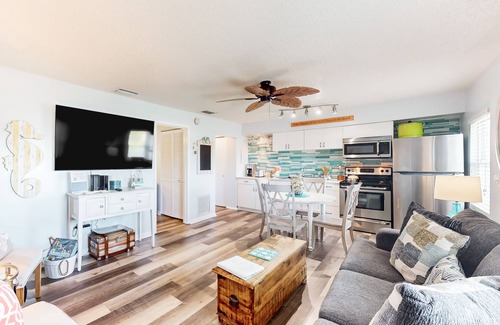 Bradenton Beach Condo | 2nd-floor condo with heated pool - walk to beach/Bridge Street