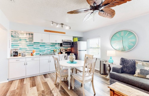 Bradenton Beach Condo | 2nd-floor condo with heated pool - walk to beach/Bridge Street