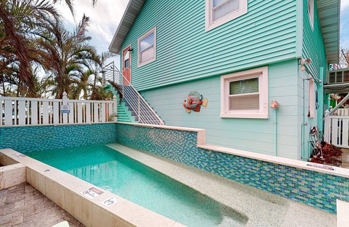 Bradenton Beach Condo | 2nd-floor condo with heated pool - walk to beach/Bridge Street